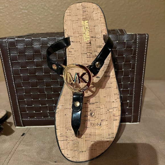 Michael Kors Flip flops - Picture 2 of 4